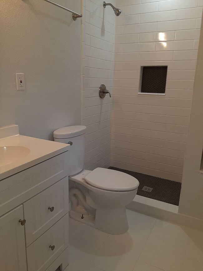Building Photo - Just leased-Annual unfurnished 2/1 SFH wit...