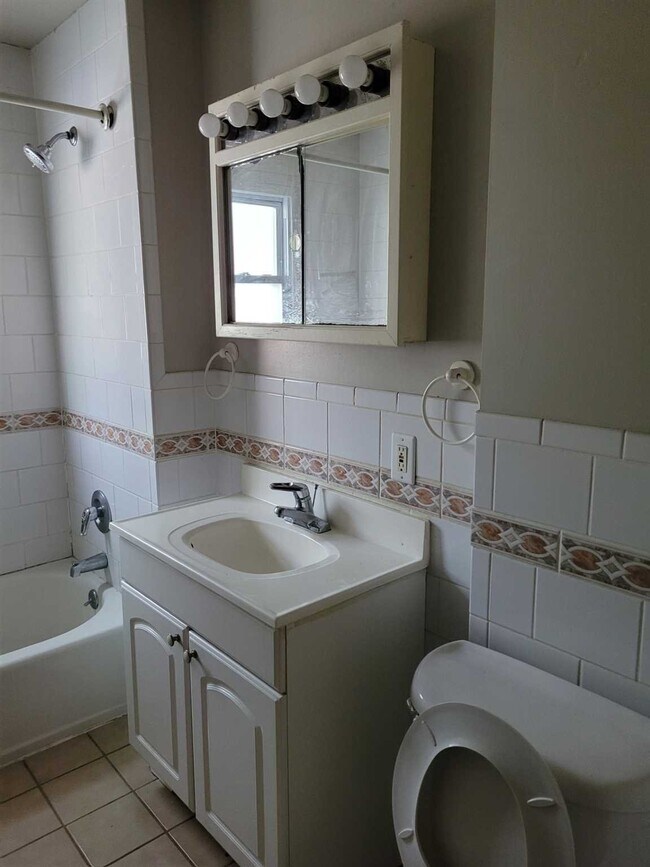 Building Photo - 2 State St