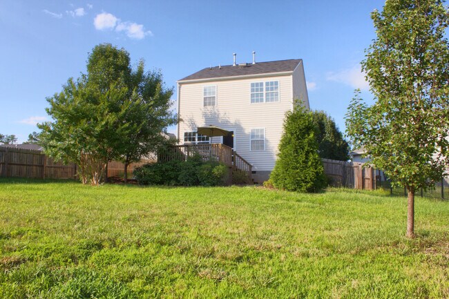 Building Photo - 3-bedroom House with Fenced-in Backyard Available on Sep 14th