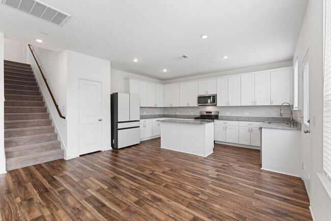 Building Photo - Spacious & Like-New 4-Bedroom Home with Mo...