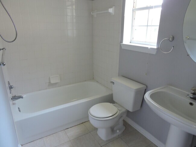 Building Photo - 211 Westview Dr