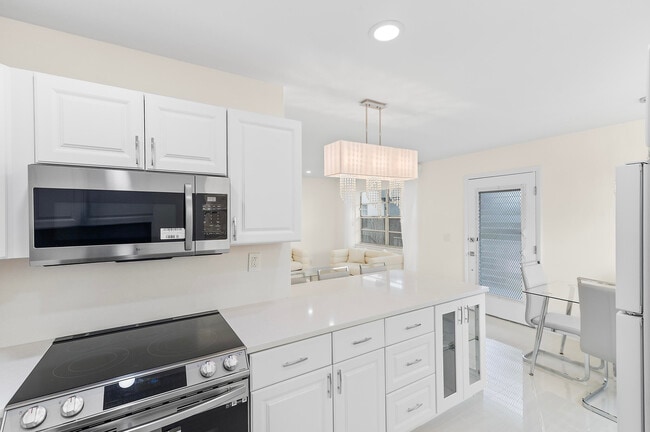 Building Photo - 361 Normandy Ln