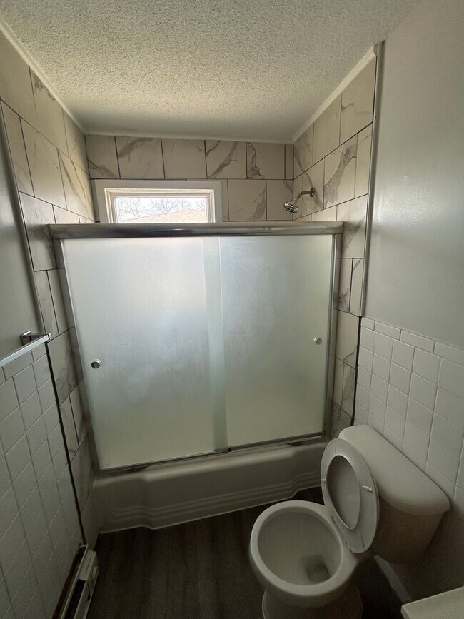 Building Photo - 2 bed 1 bath townhome located in Speedway