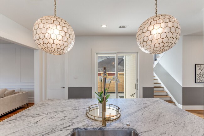 Building Photo - 709 E 13th St