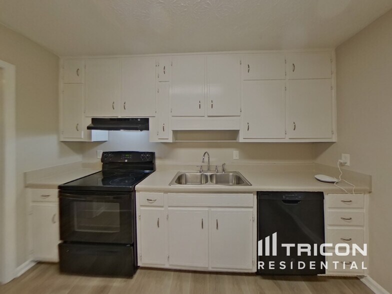 Building Photo - 2561 Falcon Ridge Dr SW