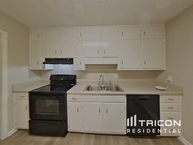Building Photo - 2561 Falcon Ridge Dr SW
