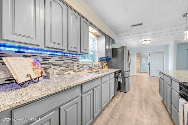 Building Photo - 1028 Coronado Dr