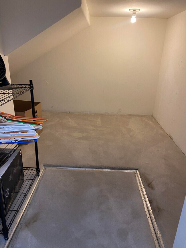 Building Photo - 740 Alto Dr