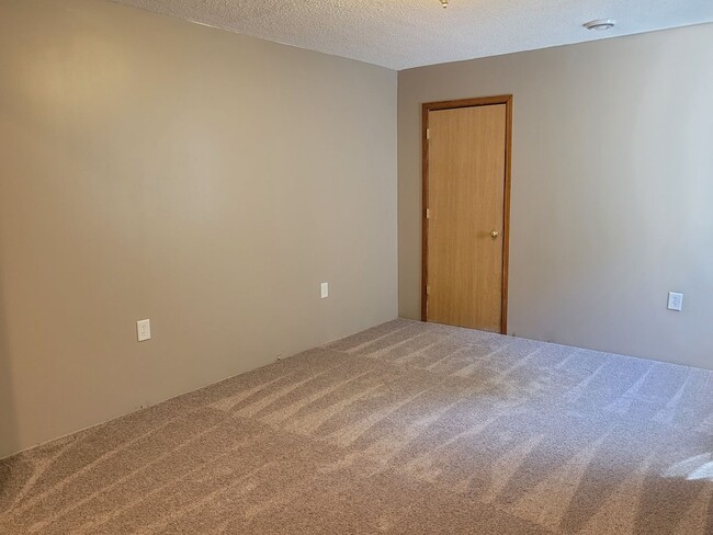 Building Photo - Spacious End Unit Townhouse