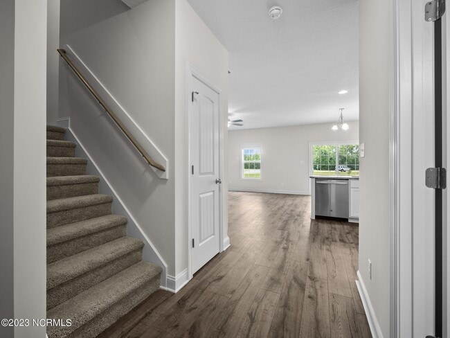 Building Photo - 215 Verrazzano Ln