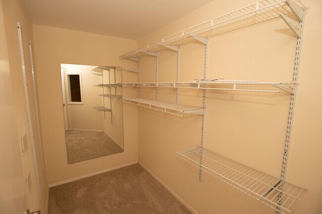 Building Photo - Walk-Up Townhouse in Downtown SD -  Dual Master 2 Bed 3 Bath with Brand New Flooring!