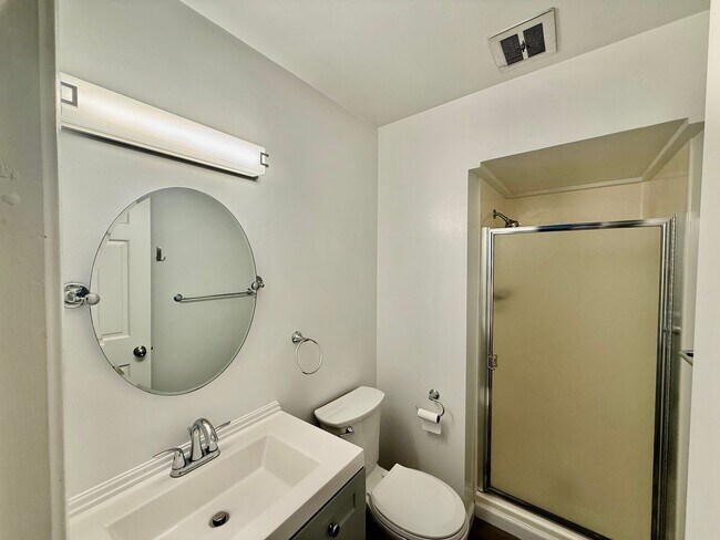 Building Photo - Beautiful 2 bed, 2 bath Shoreline Condo, $2400/mo.