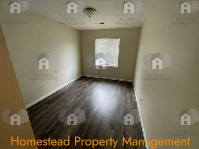 Building Photo - Welcome home! Outstanding Salem location!