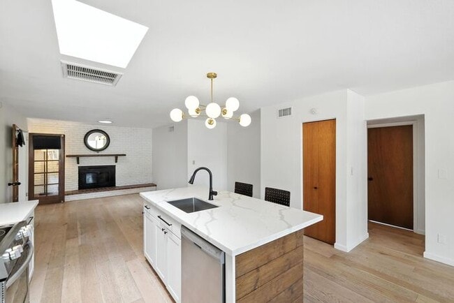 Building Photo - Totally remodeled home in prime Tempe Loca...