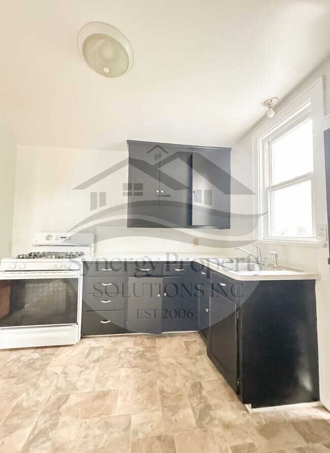 Building Photo - Bartley Ave 46 - 46 1/2