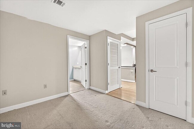 Building Photo - 5750 Bou Ave