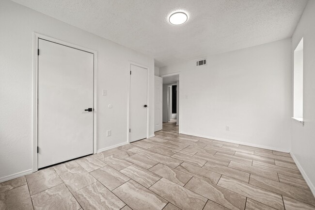 Building Photo - 825-825 S Elm St