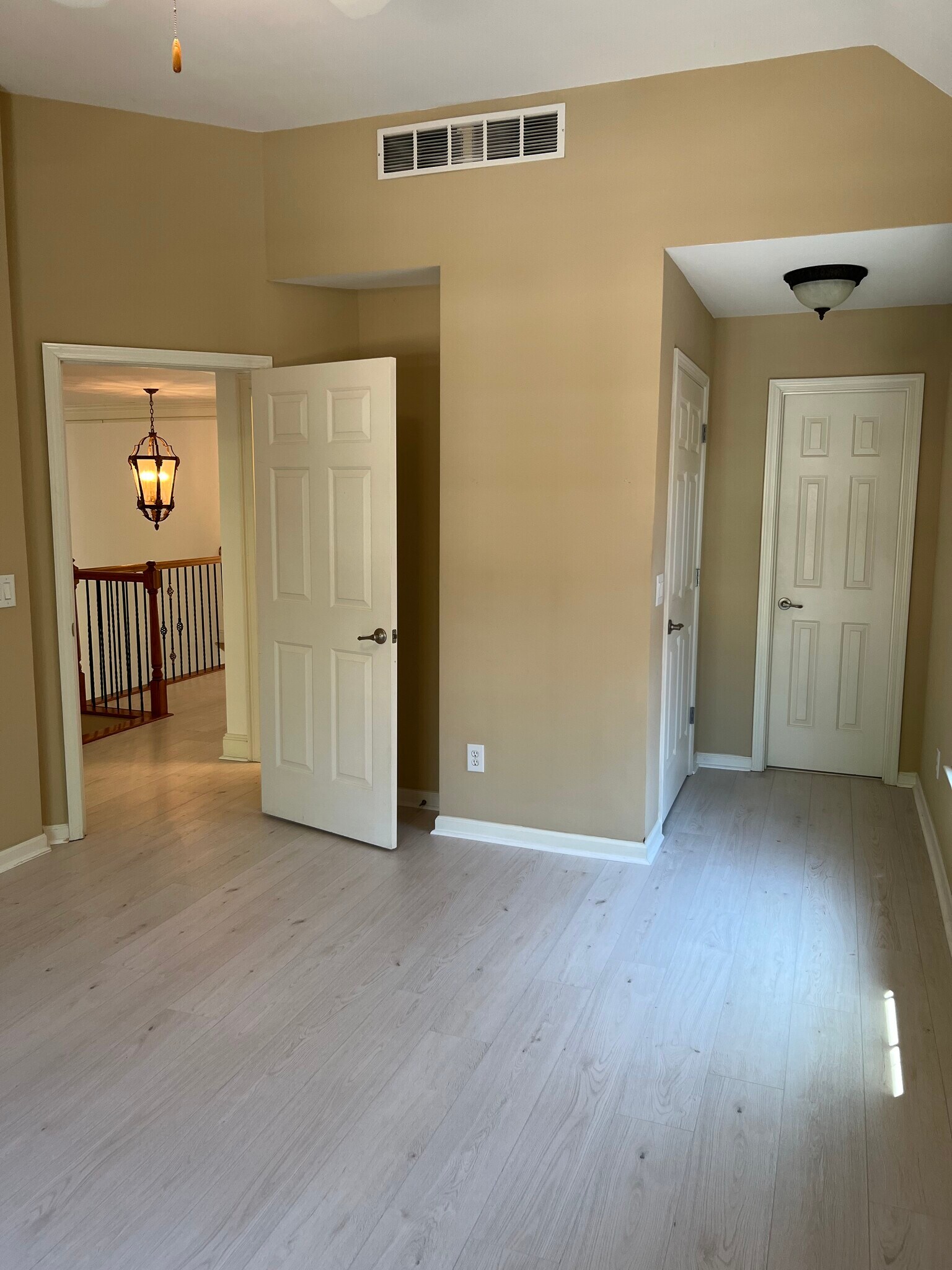 Guest room 1 - 440 Wembley Cir