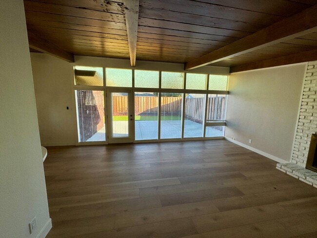 Building Photo - 554 Maple Ave