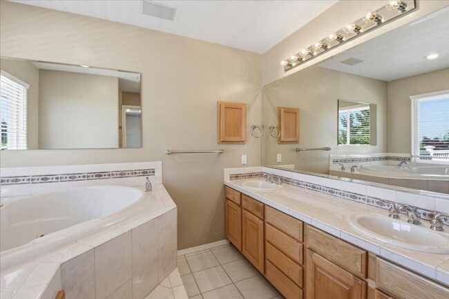 Building Photo - 5Bd/4Ba Marysville Home