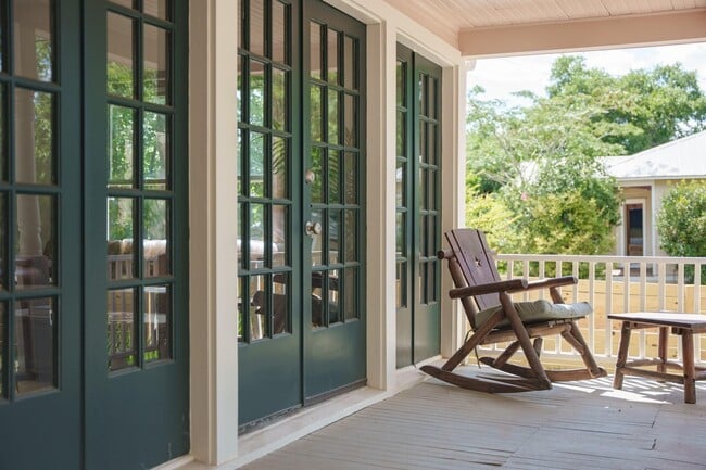 Building Photo - 806 E Main St