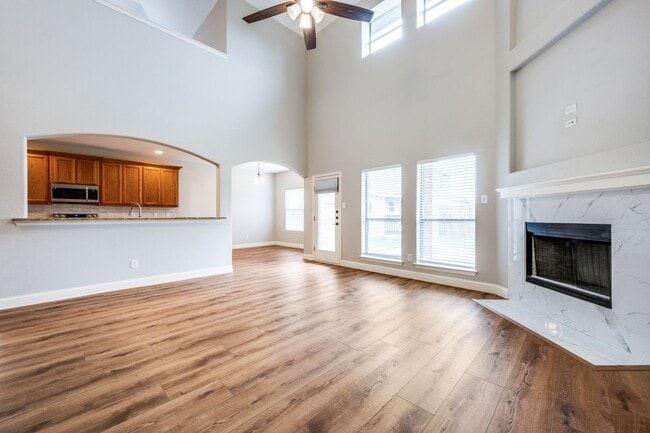 Building Photo - Exclusive 4 Bedroom • Lovely Backyard Spac...