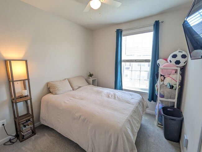 Building Photo - END UNIT newer build in ideal Frederick lo...