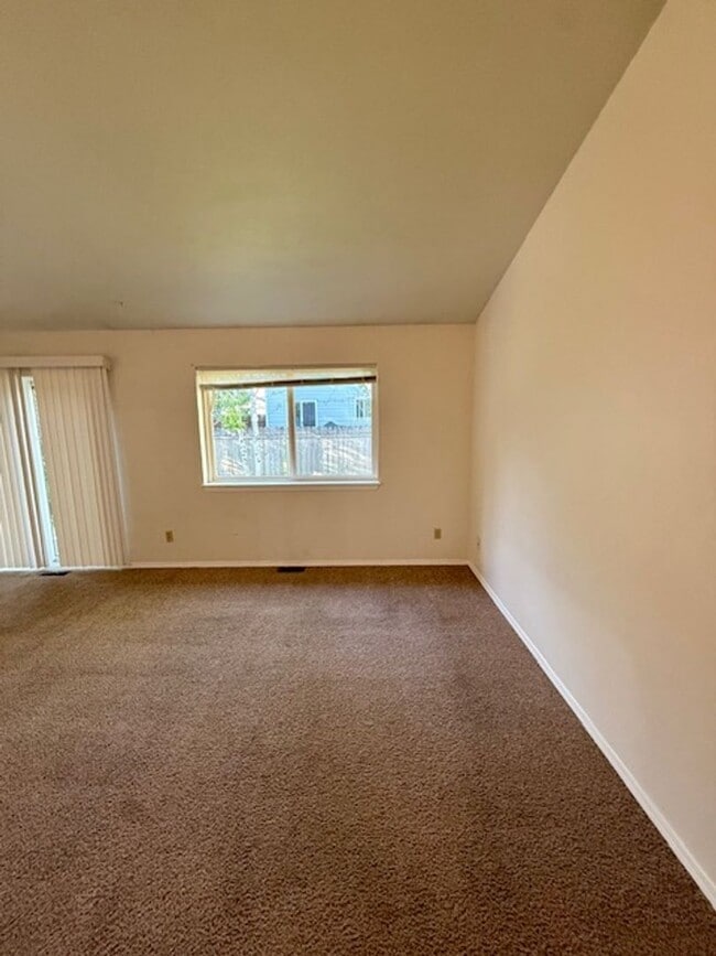 Building Photo - 2 Bed, 2 Bath Duplex with fenced yard in B...