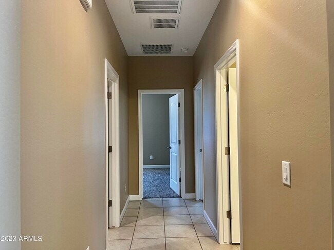 Building Photo - 4117 W South Butte Rd