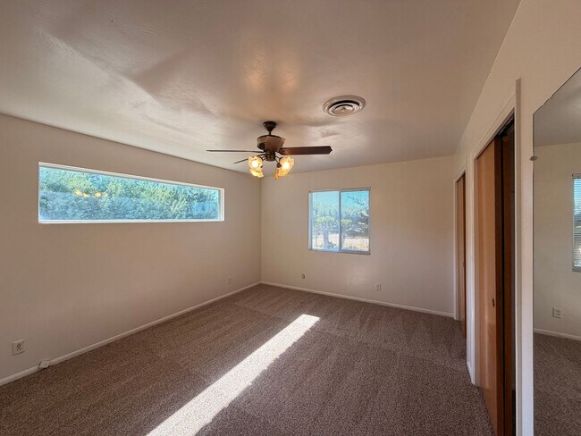 Building Photo - Country Style Living in Bakersfield
