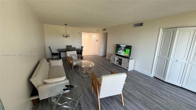 Building Photo - 2901 S Palm Aire Dr