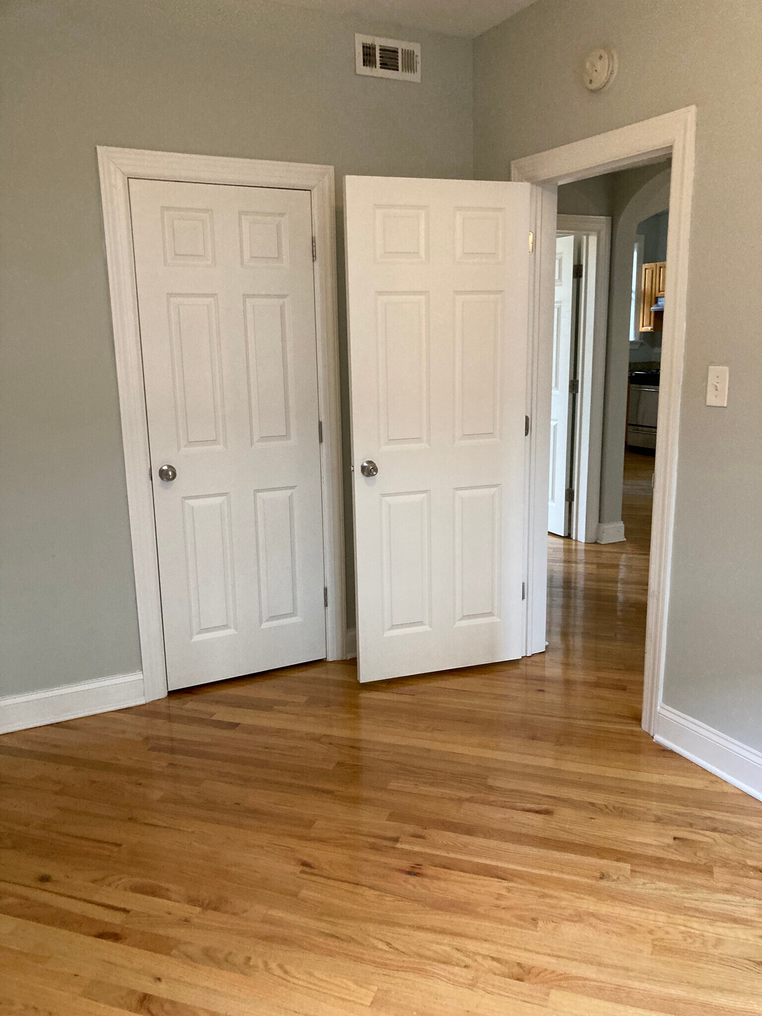 Building Photo - 894 Green Bay Rd