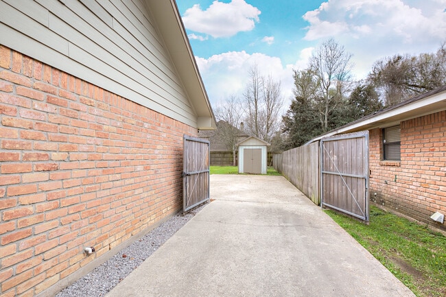 Building Photo - Great location near Perkins/Pecue!!