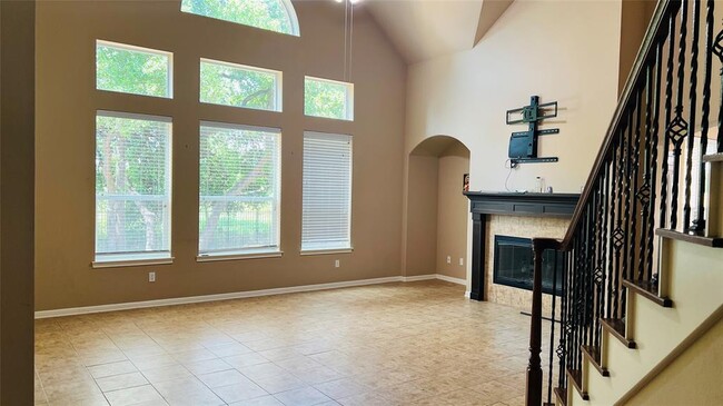 Building Photo - 513 Fallen Oaks Dr