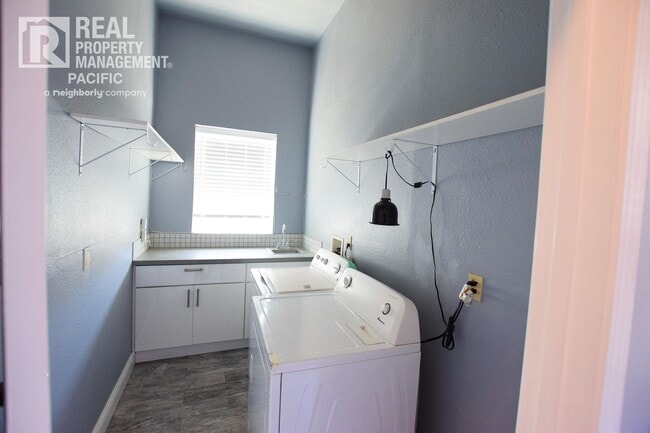 Building Photo - Renovated 5BR Home with Parking & Outdoor ...