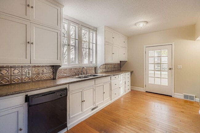 Building Photo - 988 Reaney Ave E