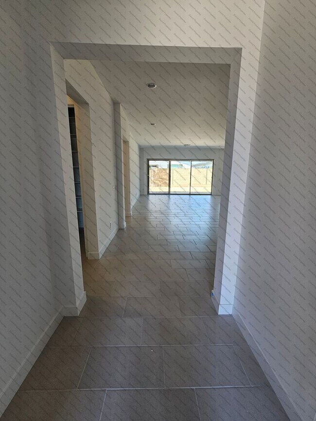 Building Photo - Beautiful and spacious