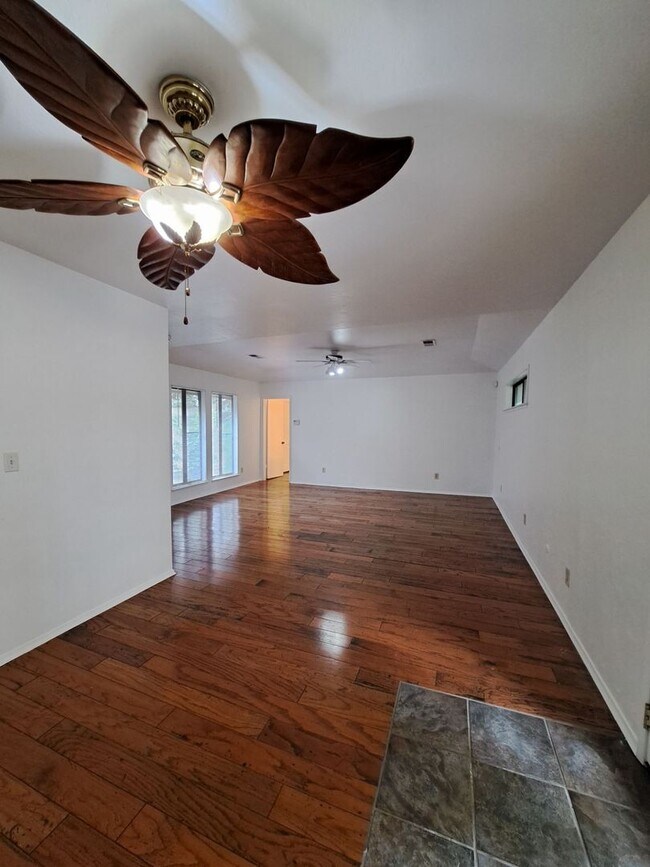Building Photo - MOVE IN SPECIAL: Half OFF the 1st Month's ...