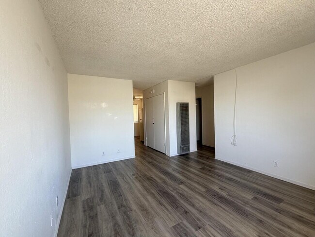 Building Photo - 2 bed 1 bath with a garage BHCRENT.COM