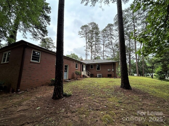 Building Photo - 2023 Robin Rd