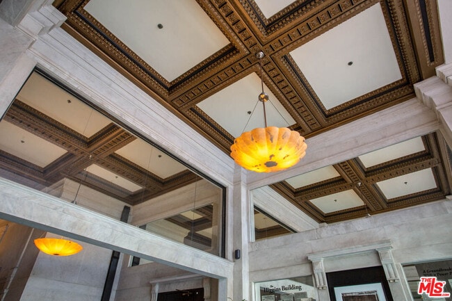 Building Photo - 108 W 2nd St