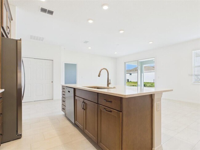 Building Photo - 5824 SW 70th Ave
