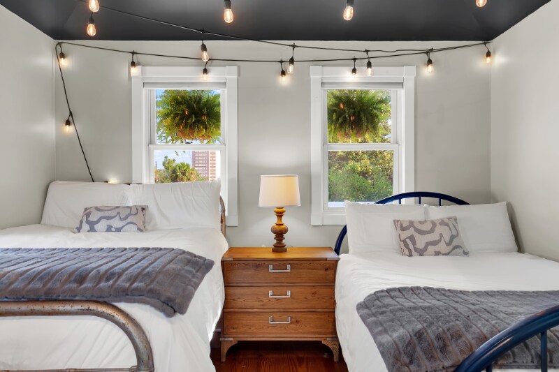 Building Photo - 210 E Waldburg St