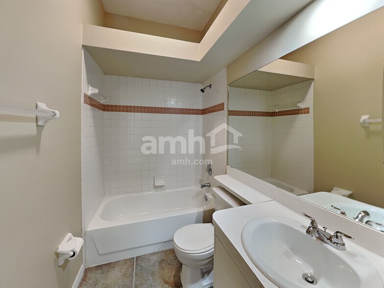 Building Photo - 2462 St Johns Ln