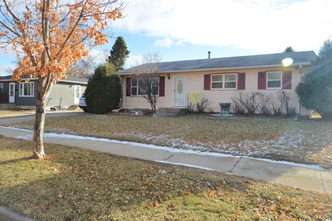 Primary Photo - Huge 4 Bed 2 Bath Single Family Home!! Ton...