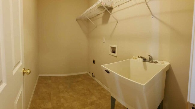 Building Photo - 413 Roger Smith Dr