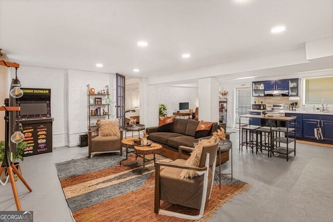 Building Photo - 2100 Cascade Rd