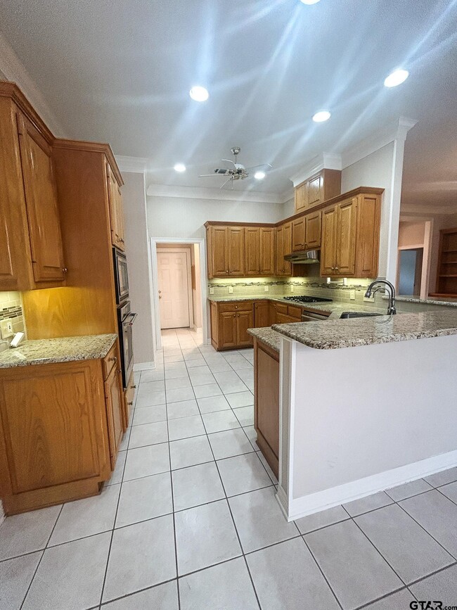 Building Photo - 704 Shiloh Ridge St