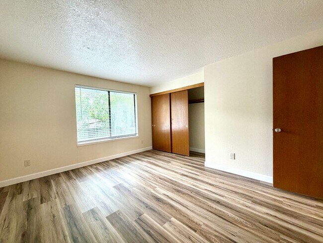 Building Photo - 4465-4469-4469 SW Garden Home Rd