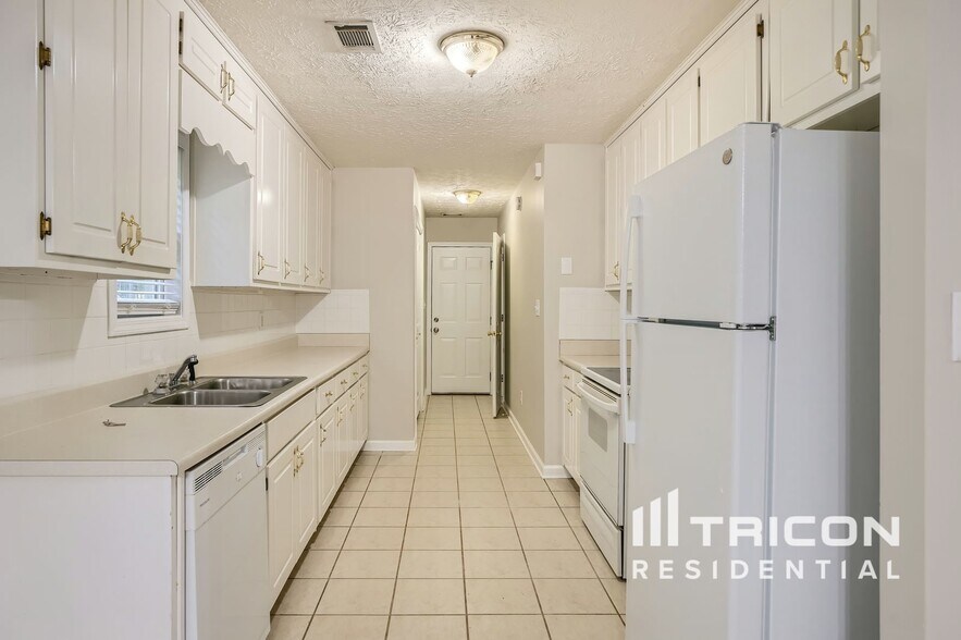 Building Photo - 1374 Lake Dow Rd